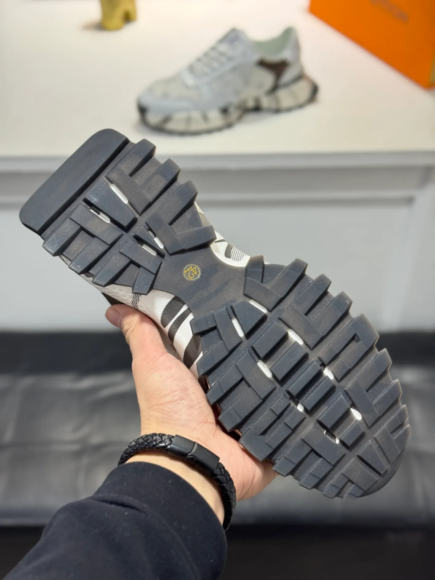 Men's shoes 💰440 [New style] 🐬🐬Top original order - Louis Vuitton®️ Trendy and fashionable yet low-key men's casual shoes, LV cowhide upper, comfortable and breathable, mesh lining, original rubber outsole, two colors available ~ a must-have for sportsmen. Size: 38-44 (45 customized